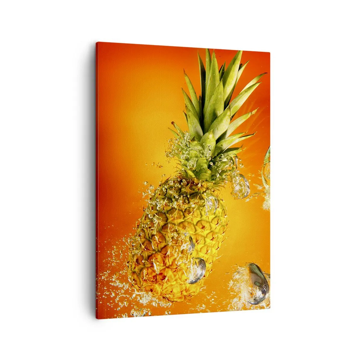 Bild auf Leinwand - Leinwandbild - Eine in Wasser getauchte Ananas vor einem orangefarbenen Hintergrund mit Farbverlauf. - 50x70cm - Tropisch saftige Frische - Moderne Wanddekoration für Wohnzimmer und Schlafzimmer ARTTOR