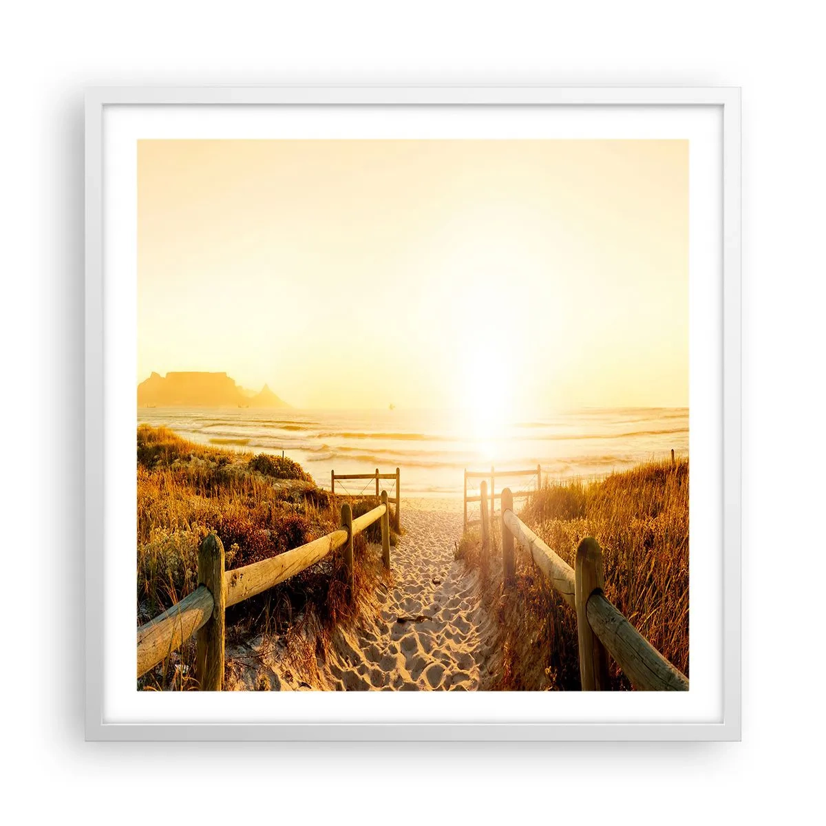 Poster in einem weißen Rahmen - Über die Düne, der Sonne entgegen - 60x60 cm