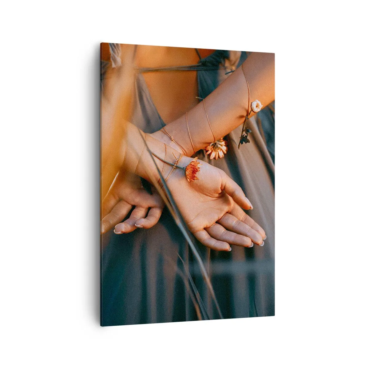 Bild auf Leinwand - Leinwandbild - Sinnliche Hände mit Blumen in einer natürlichen Umgebung - 70x100cm - Verbunden mit der Natur - Moderne Wanddekoration für Wohnzimmer und Schlafzimmer ARTTOR