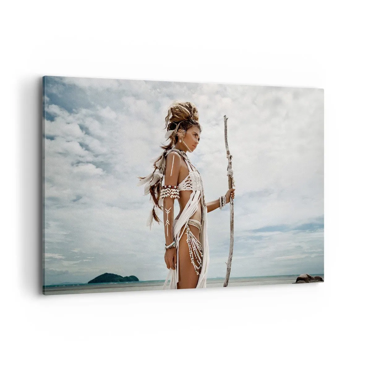 Bild auf Leinwand - Leinwandbild - Stilisierte Frau am Strand mit ethnischen Ornamenten und einem Stock - 120x80cm - Königin der Tropen - Moderne Wanddekoration für Wohnzimmer und Schlafzimmer ARTTOR