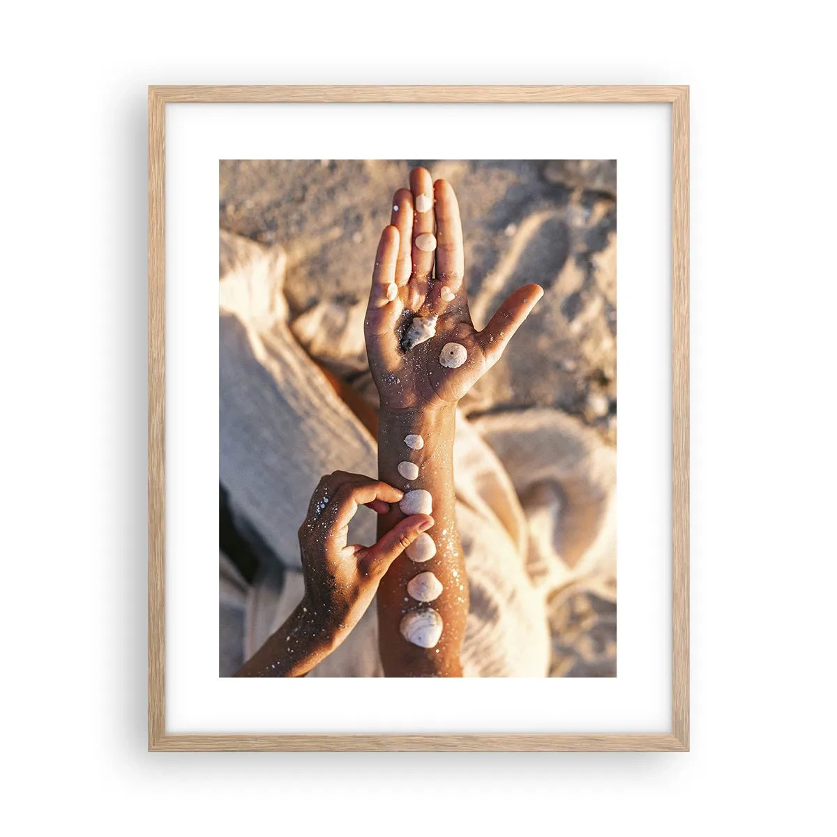 Poster in einem Rahmen aus heller Eiche - Schönheit an Ihren Fingerspitzen - 40x50 cm