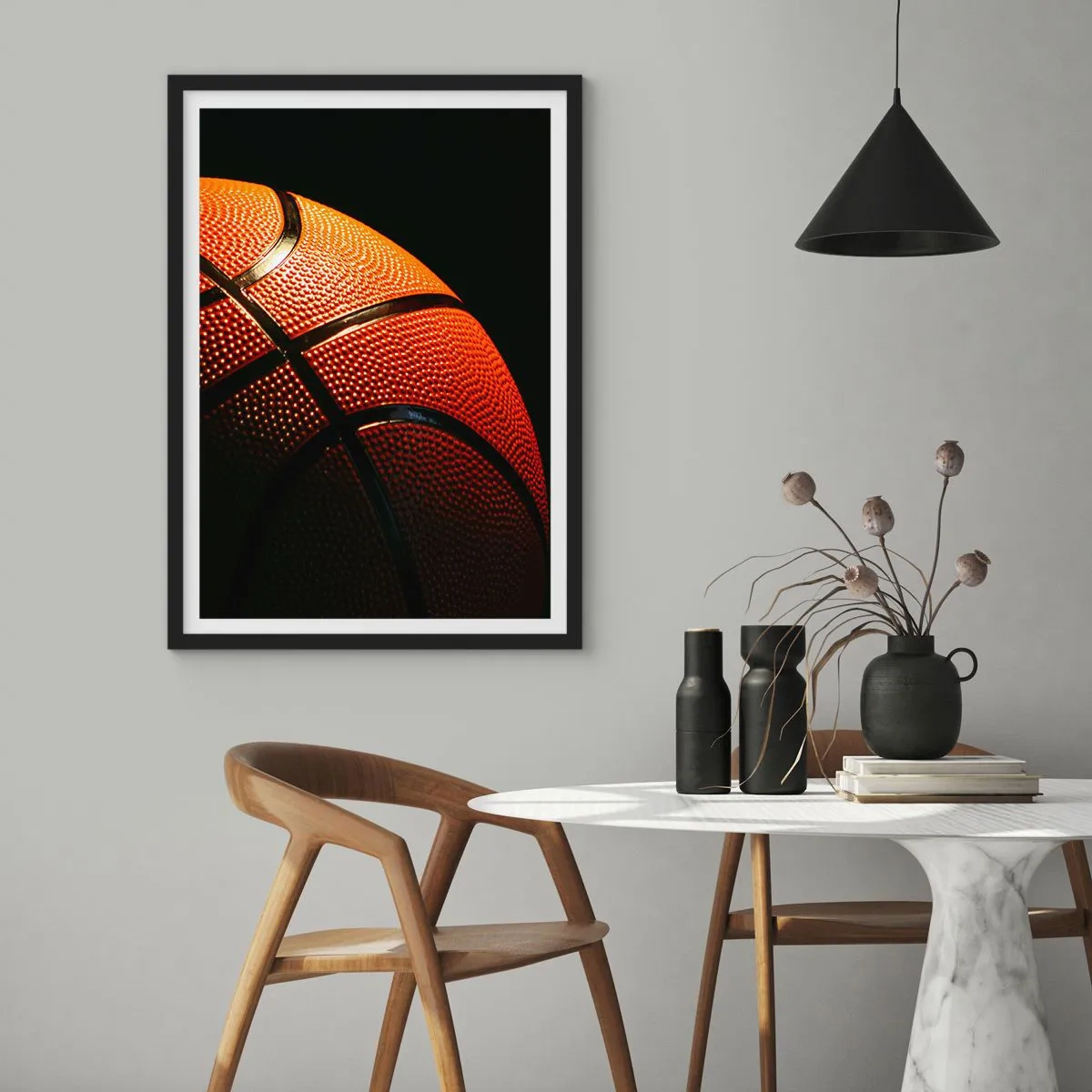 Poster in einem schwarzem Rahmen - Nahaufnahme eines Basketballs im Rampenlicht - 50x70cm - Schön wie ein Planet - Moderne Wanddekoration für Wohnzimmer und Schlafzimmer ARTTOR