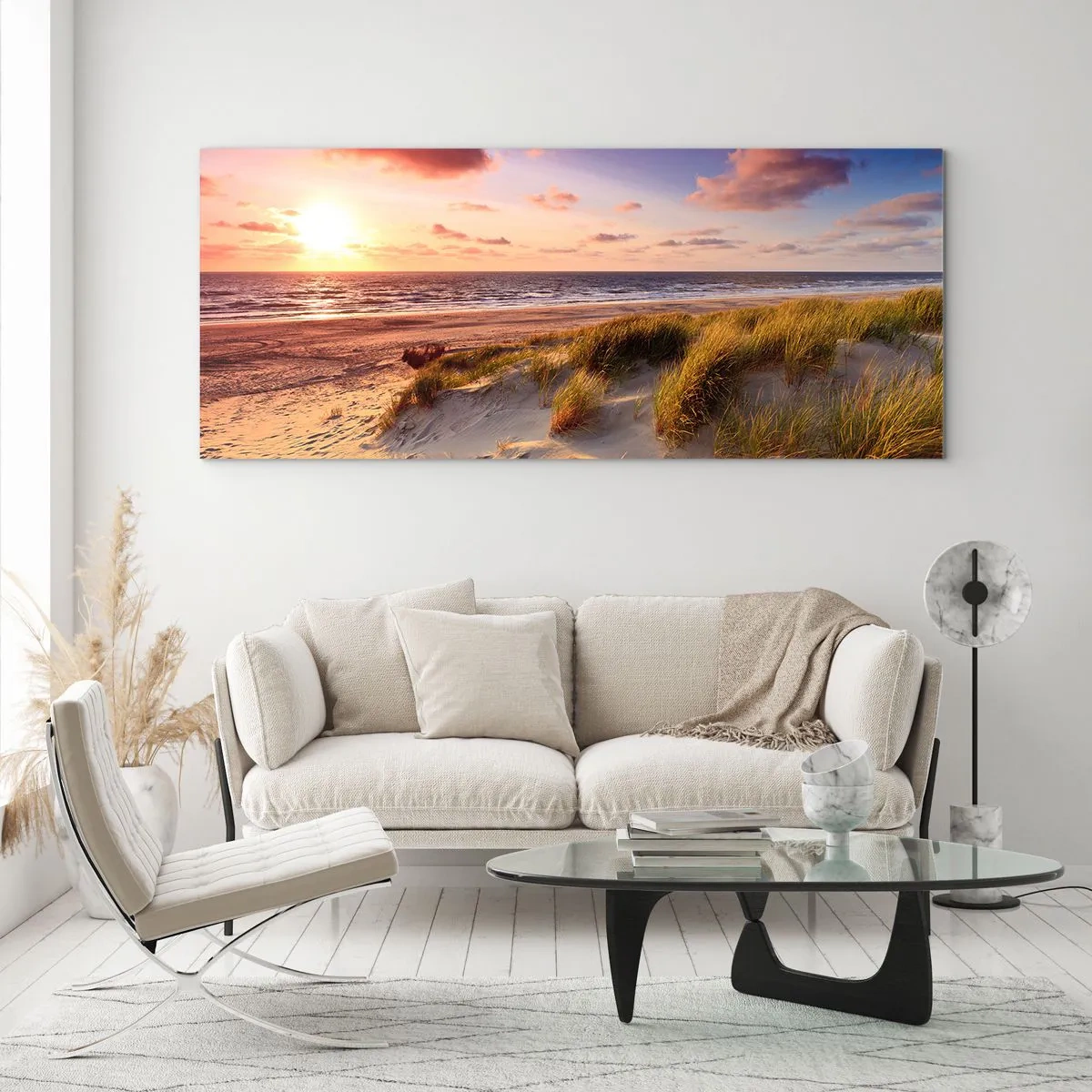 Glasbild - Bild auf glas - Ein grasbewachsener Strand und ein Sonnenuntergang über einem ruhigen Meer - 160x50cm - Die Luft riecht schon im Sommer - Moderne Wanddekoration für Wohnzimmer und Schlafzimmer ARTTOR
