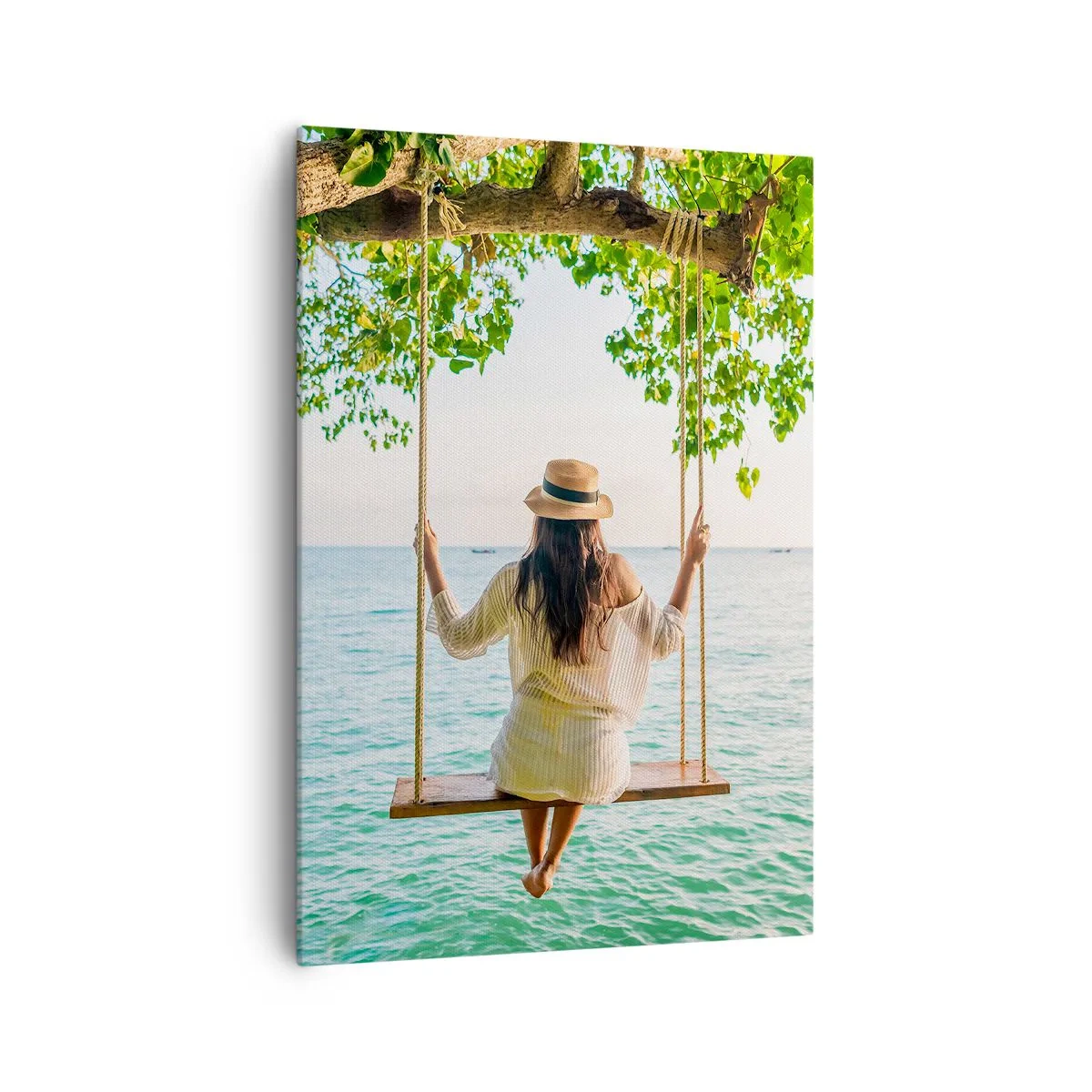 Bild auf Leinwand - Leinwandbild - Frau auf einer Schaukel am Meer in einer tropischen Landschaft - 70x100cm - Das Leben ist wunderschön - Moderne Wanddekoration für Wohnzimmer und Schlafzimmer ARTTOR
