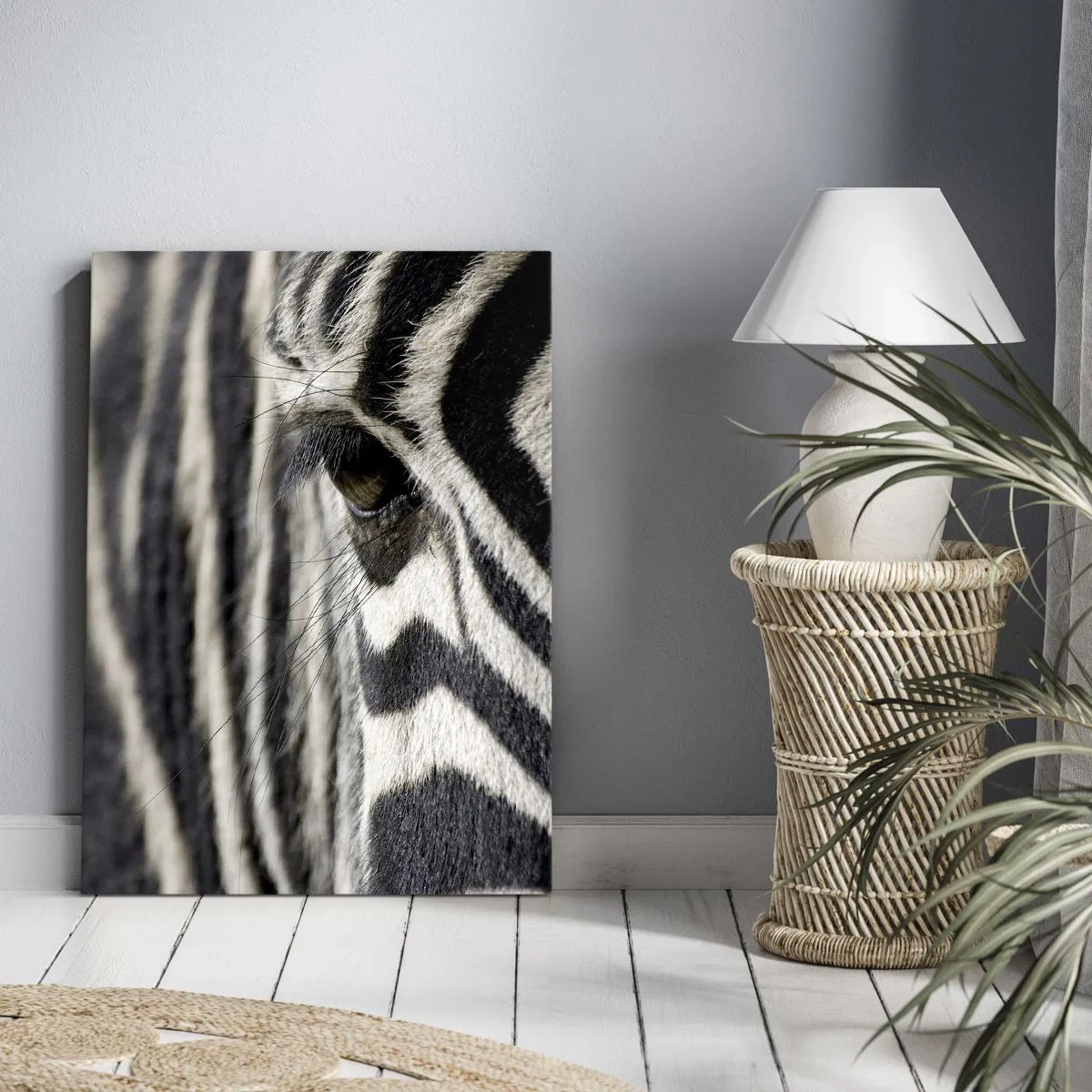 Bild auf Leinwand - Leinwandbild - Nahaufnahme eines Zebraauges mit schwarzen und weißen Streifen - 50x70cm - Gestreiftes Porträt - Moderne Wanddekoration für Wohnzimmer und Schlafzimmer ARTTOR
