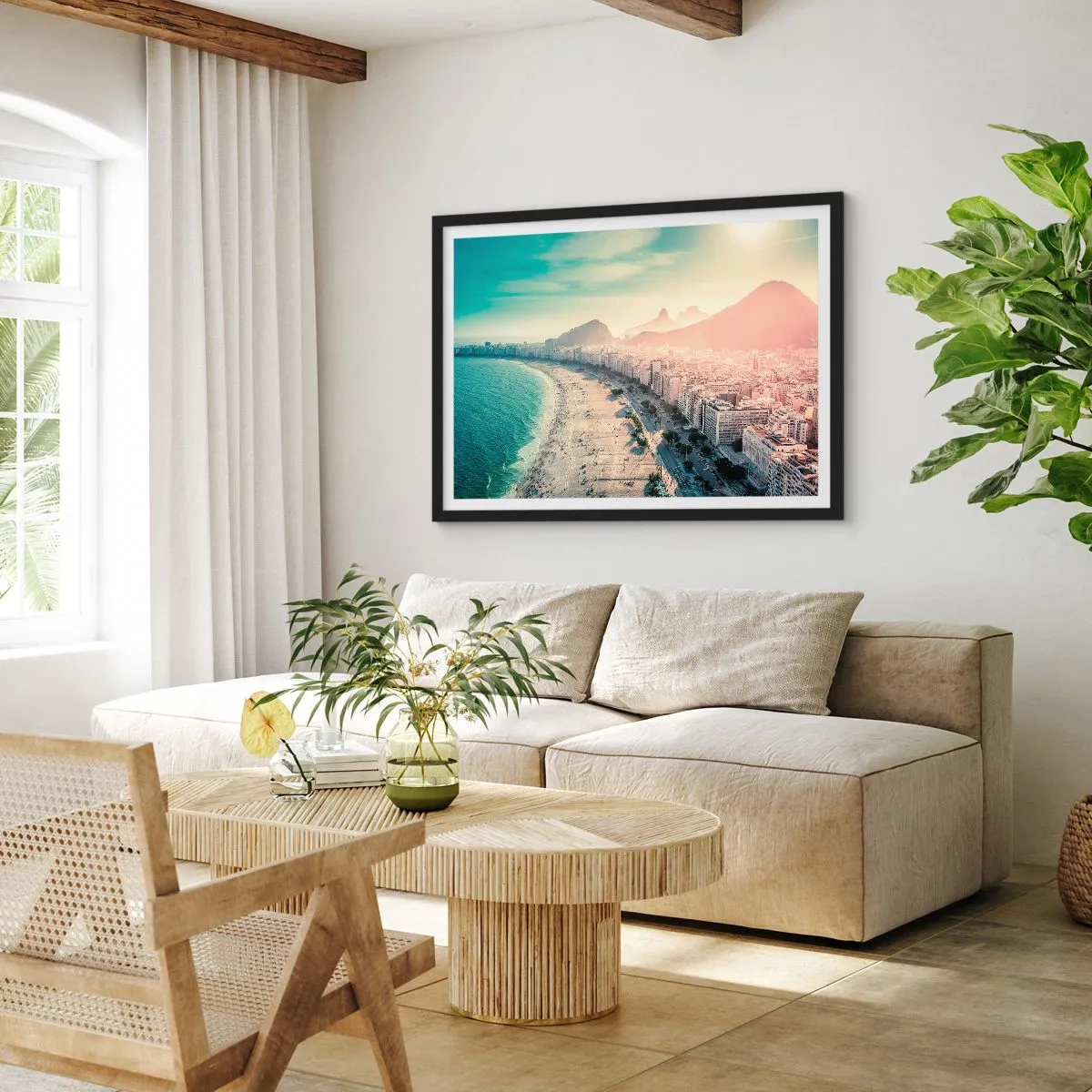 Poster in einem schwarzem Rahmen - Panorama des Copacabana-Strandes mit Bergen im Hintergrund in Rio de Janeiro - 70x50cm - Ewiger Urlaub in Rio - Moderne Wanddekoration für Wohnzimmer und Schlafzimmer ARTTOR