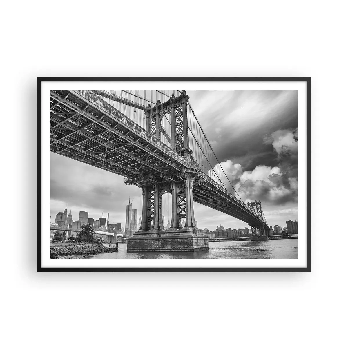 Poster in einem schwarzem Rahmen - Eine Brücke in Schwarz-Weiß mit Blick auf die Stadt - 100x70cm - Ins Herz der Stadt - Moderne Wanddekoration für Wohnzimmer und Schlafzimmer ARTTOR