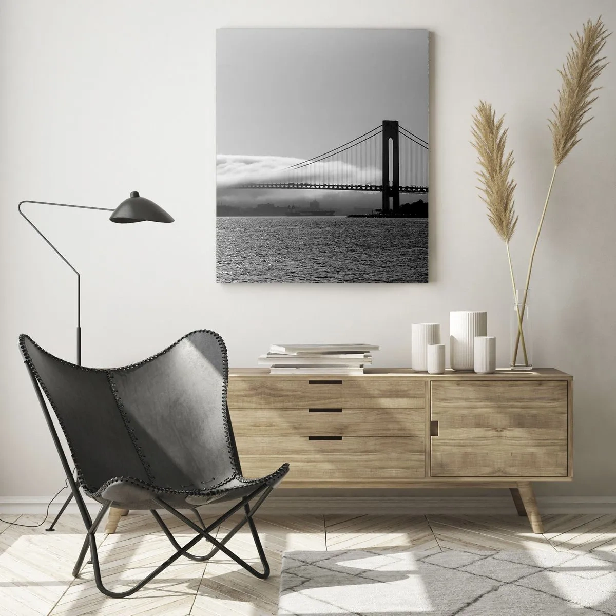 Glasbild - Bild auf glas - Eine Brücke über Wasser, eingehüllt in Nebel in einer Schwarz-Weiß-Aufnahme - 70x100cm - Segeln durch das Goldene Tor - Moderne Wanddekoration für Wohnzimmer und Schlafzimmer ARTTOR
