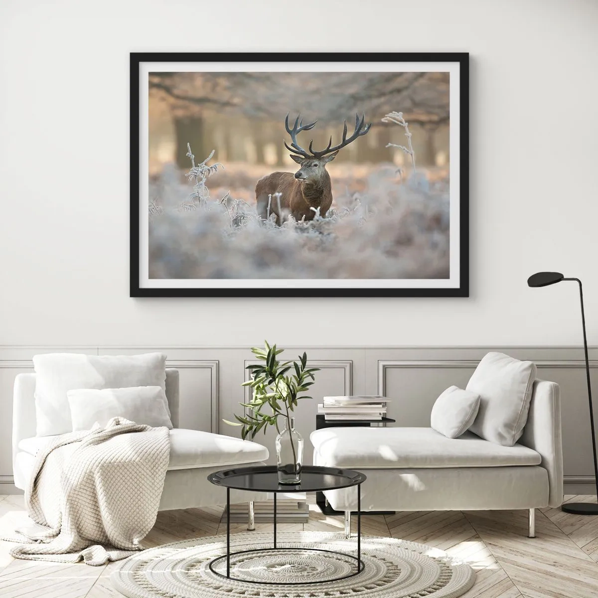 Poster in einem schwarzem Rahmen - Ein Reh auf einer frostigen Lichtung in einem Winterwald mit dezenten Farben - 100x70cm - Ein flotter Morgen - Moderne Wanddekoration für Wohnzimmer und Schlafzimmer ARTTOR