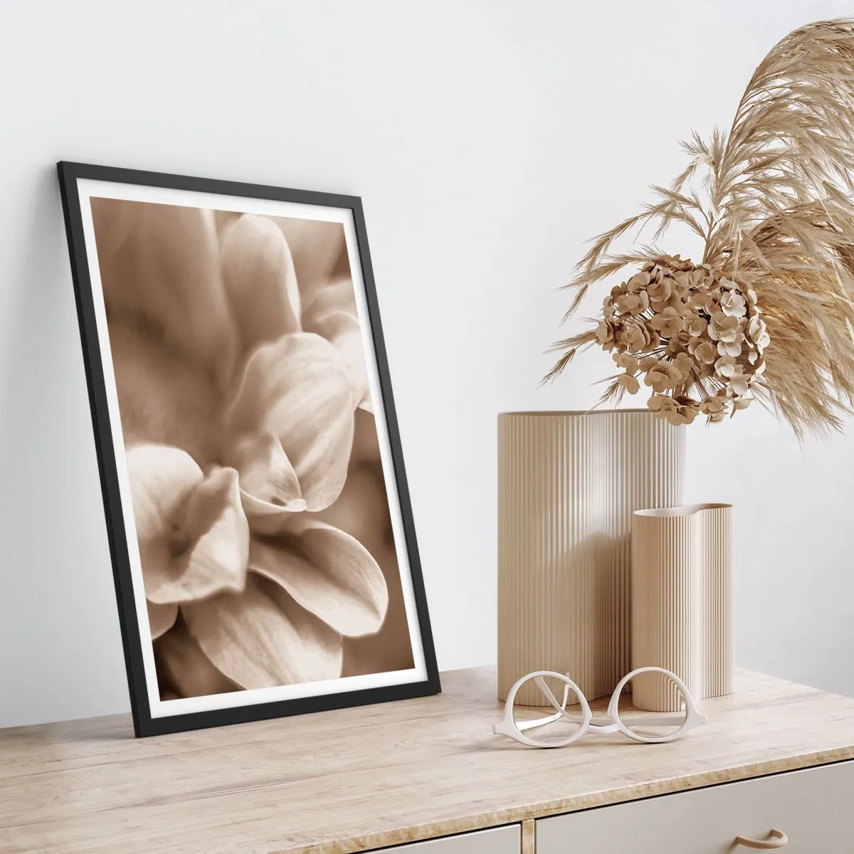 Poster in einem schwarzem Rahmen - Eine Nahaufnahme von zarten Blütenblättern in Sepiatönen - 50x70cm - So sanft wie ein Lächeln - Moderne Wanddekoration für Wohnzimmer und Schlafzimmer ARTTOR