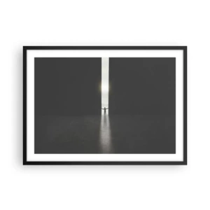 Poster in einem schwarzem Rahmen - Ein Mann steht im Licht eines schmalen Schlitzes in einem dunklen Raum - 70x50cm - Ein Schritt in eine strahlende Zukunft - Moderne Wanddekoration für Wohnzimmer und Schlafzimmer ARTTOR