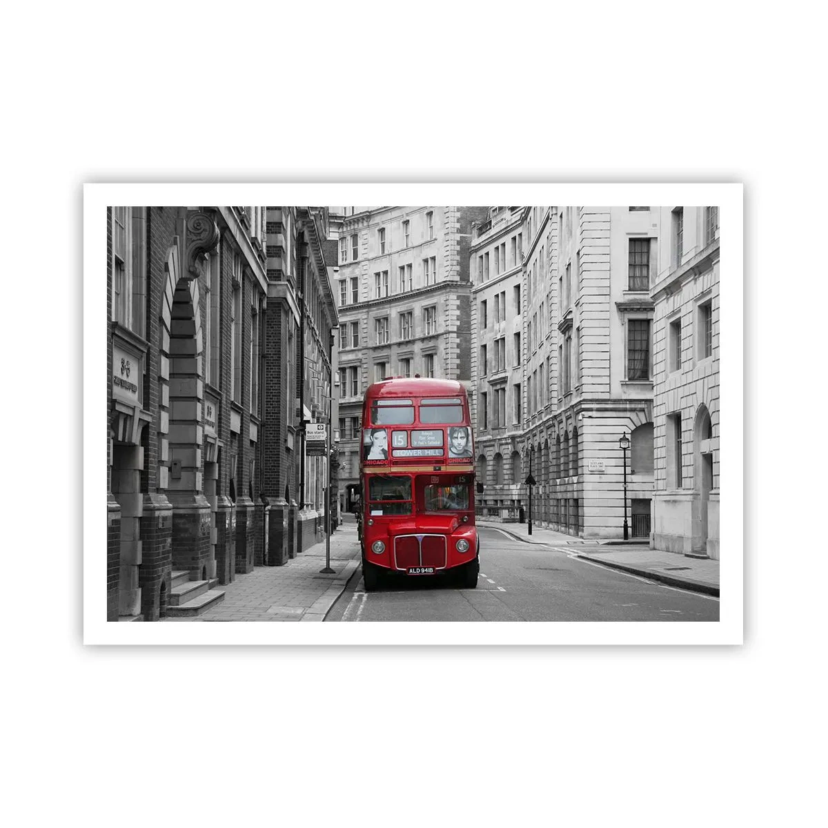 Poster - Ein roter Bus vor einem Hintergrund aus schwarz-weißen Stadtgebäuden. - 100x70cm - Der Alltag muss nicht grau sein - Moderne Wanddekoration für Wohnzimmer und Schlafzimmer ARTTOR