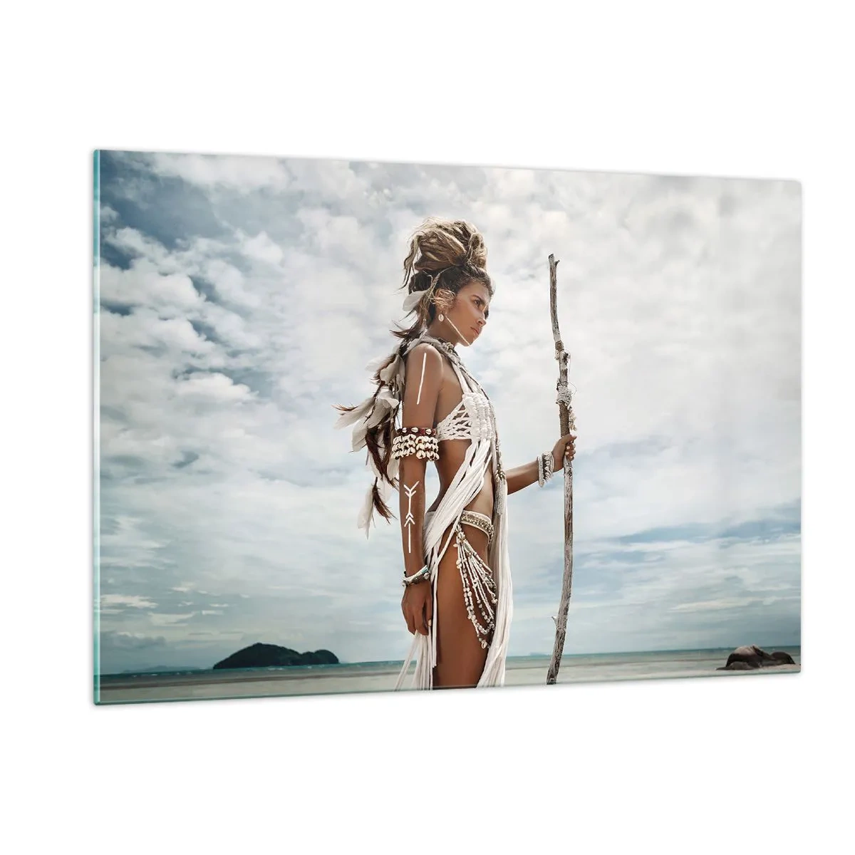 Glasbild - Bild auf glas - Eine exotische Figur vor Strand und Himmel - 120x80cm - Königin der Tropen - Moderne Wanddekoration für Wohnzimmer und Schlafzimmer ARTTOR