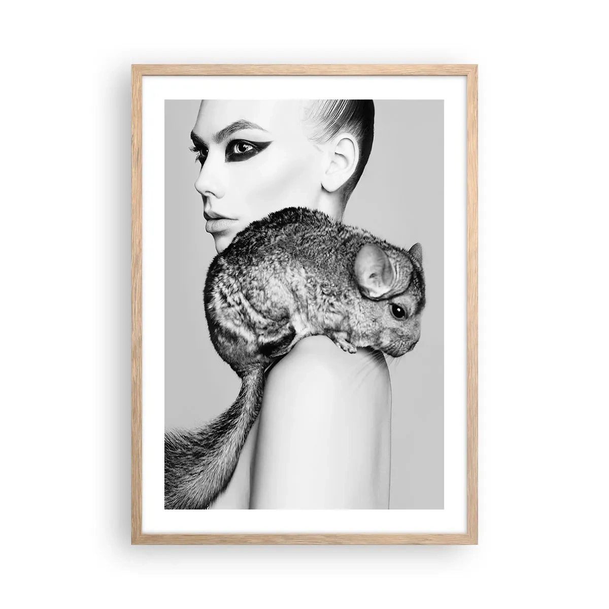 Poster in einem Rahmen aus heller Eiche - Dame mit einem Chinchilla - 50x70 cm