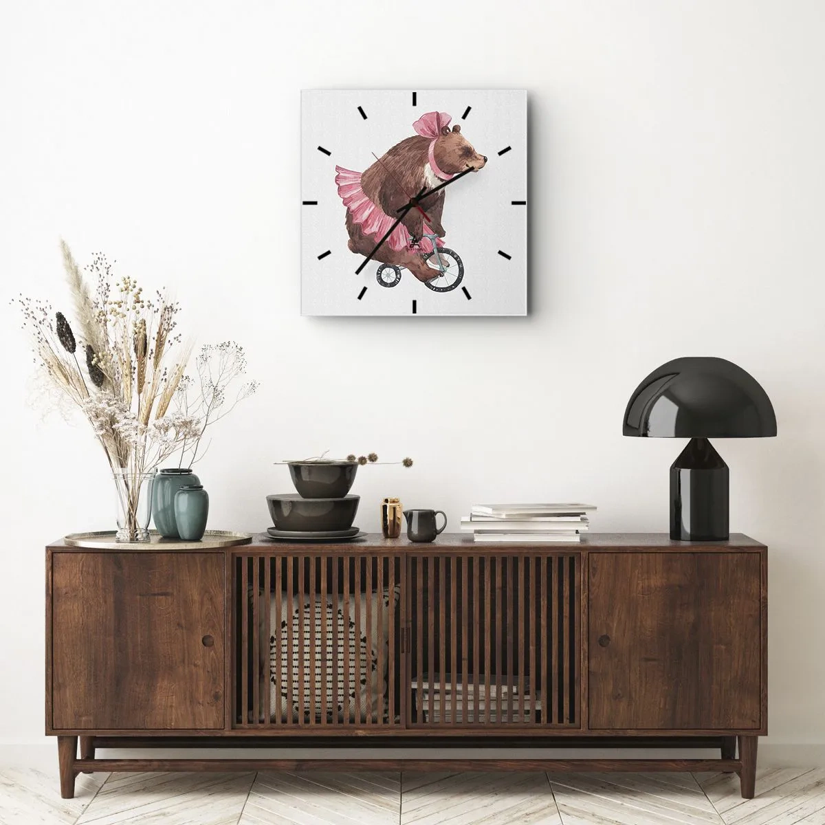 Wanduhr - Glasuhr - Ein Teddybär im rosa Rock auf einem Fahrrad im Retro-Stil - 30x30cm - Was für ein Affentheater! - Moderne Wanddekoration für Wohnzimmer und Schlafzimmer ARTTOR