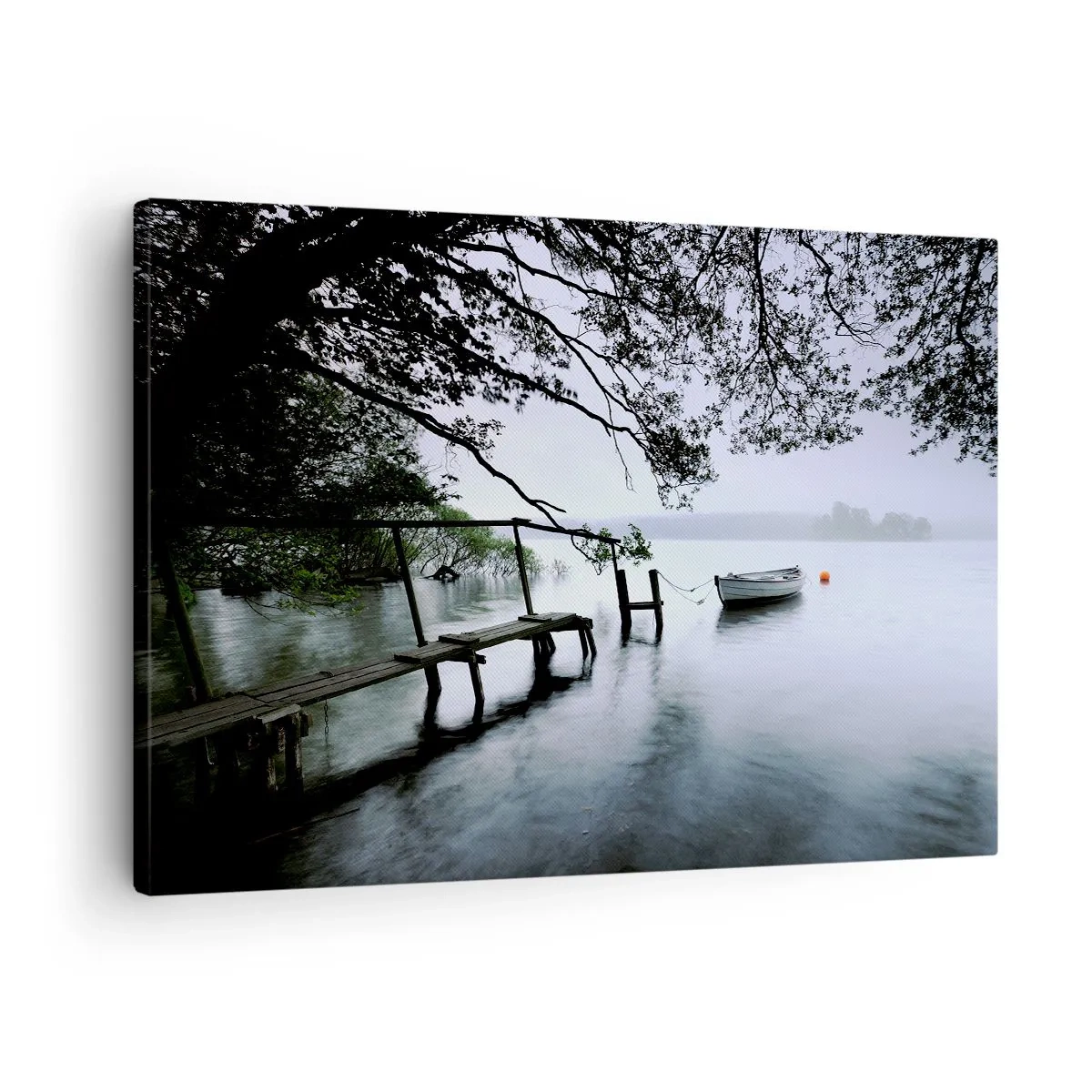 Bild auf Leinwand - Leinwandbild - Ein Steg über dem Wasser mit einem Boot im Hintergrund, umgeben von einer nebligen Landschaft - 70x50cm - Du ruhst dich schon aus - Moderne Wanddekoration für Wohnzimmer und Schlafzimmer ARTTOR