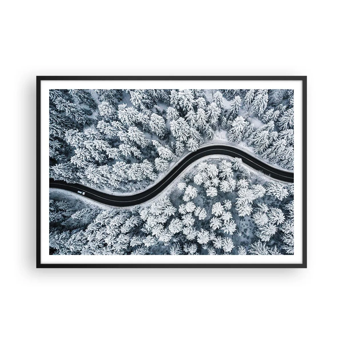 Poster in einem schwarzem Rahmen - Eine Vogelperspektive auf eine kurvenreiche Straße in einem Winterwald - 100x70cm - Durch den Winterwald - Moderne Wanddekoration für Wohnzimmer und Schlafzimmer ARTTOR