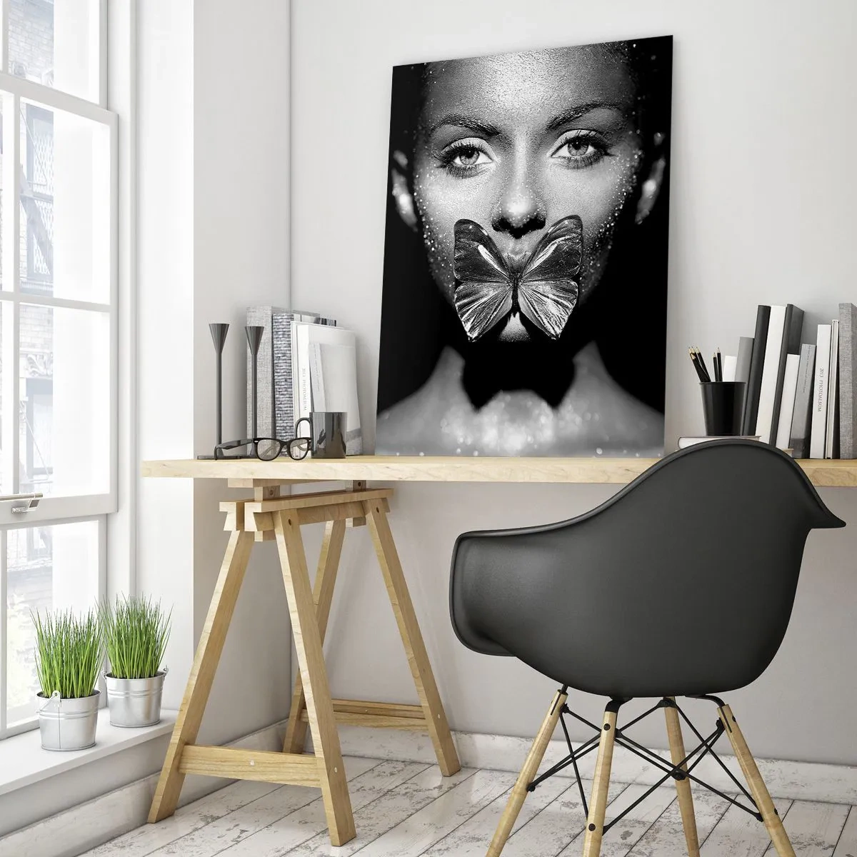 Glasbild - Bild auf glas - Porträt einer Frau mit einem Schmetterling auf den Lippen in Schwarzweiß - 50x70cm - Schmetterlingskuss - Moderne Wanddekoration für Wohnzimmer und Schlafzimmer ARTTOR
