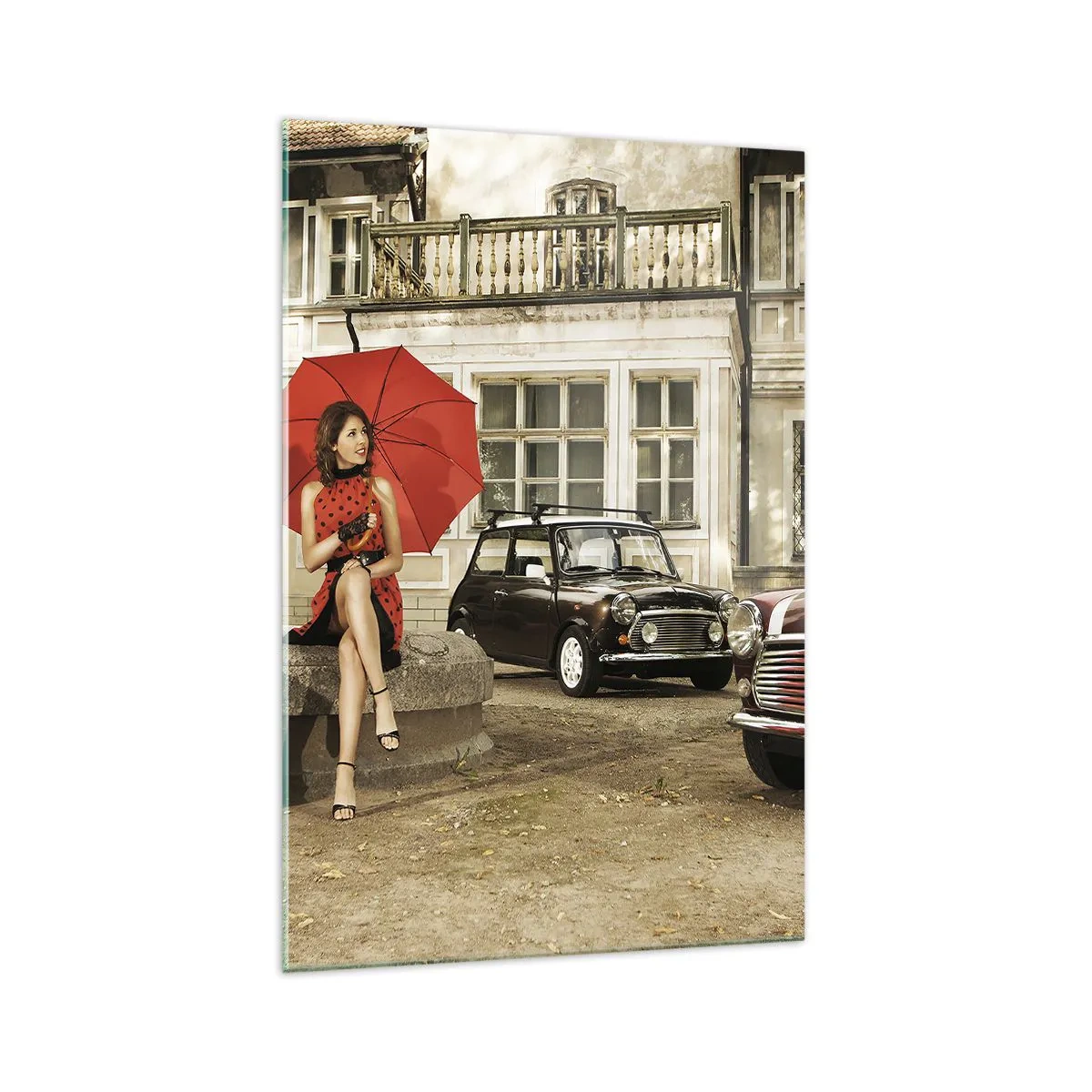 Glasbild - Bild auf glas - Frau mit rotem Regenschirm bei Oldtimern - 70x100cm - Eine sentimentale Minireise - Moderne Wanddekoration für Wohnzimmer und Schlafzimmer ARTTOR