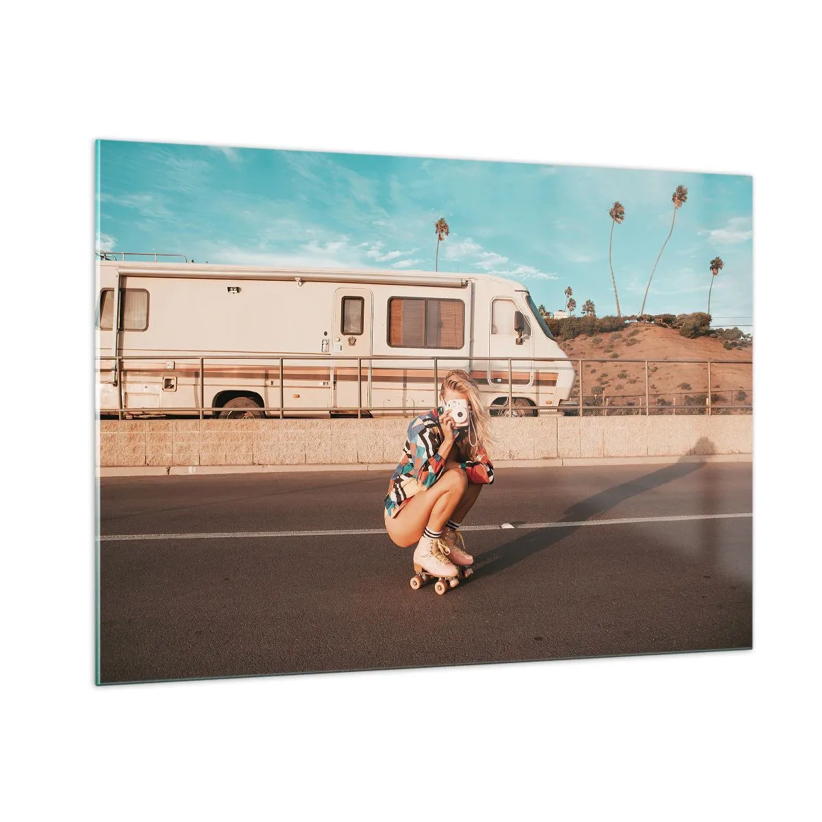 Glasbild - Bild auf glas - Ein Mädchen auf Rollschuhen macht Fotos in der kalifornischen Sonne. - 100x70cm - Lächel bitte! - Moderne Wanddekoration für Wohnzimmer und Schlafzimmer ARTTOR