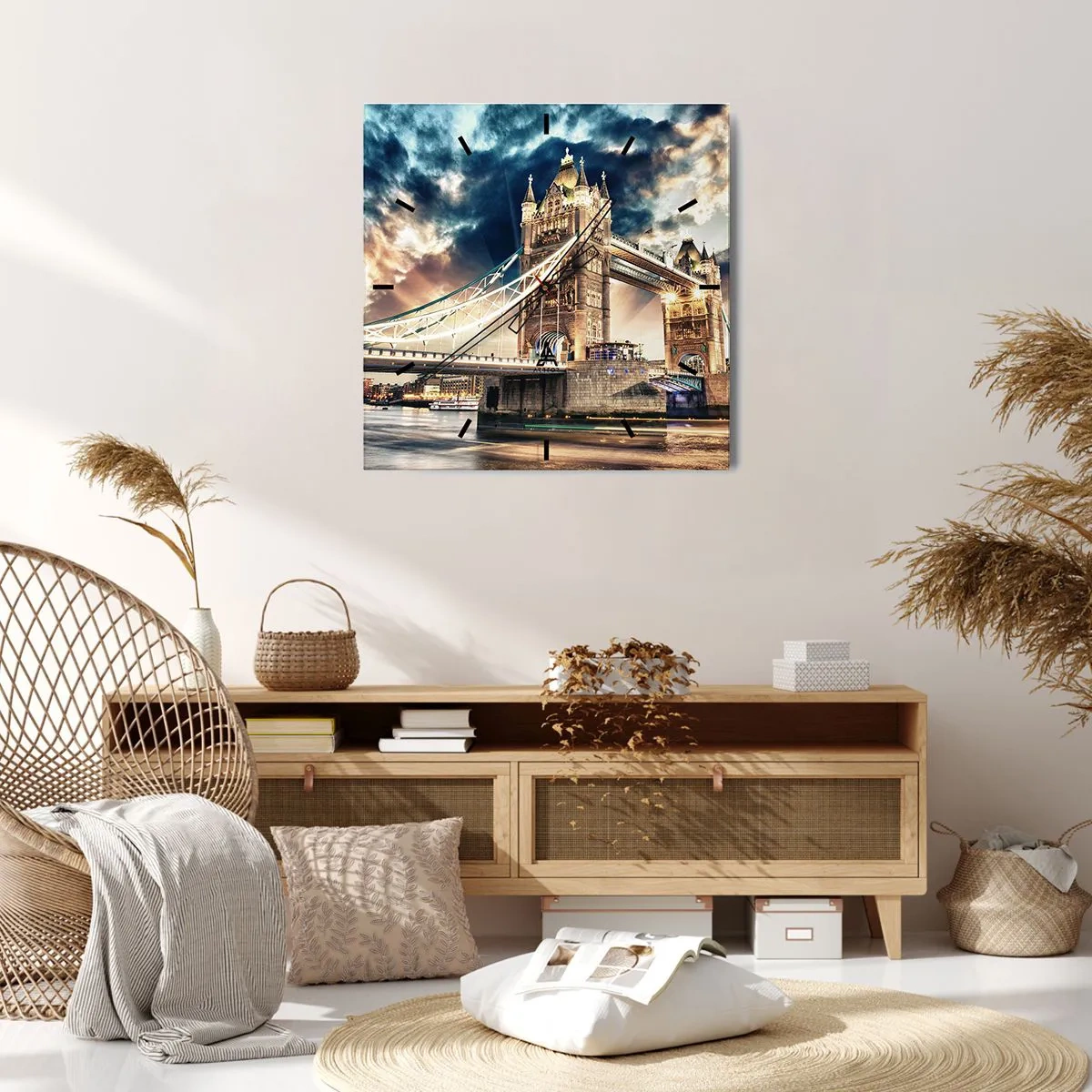 Wanduhr - Glasuhr - Tower Bridge in der Abenddämmerung vor einem dynamischen Himmel - 30x30cm - Denkmal des viktorianischen Imperiums - Moderne Wanddekoration für Wohnzimmer und Schlafzimmer ARTTOR