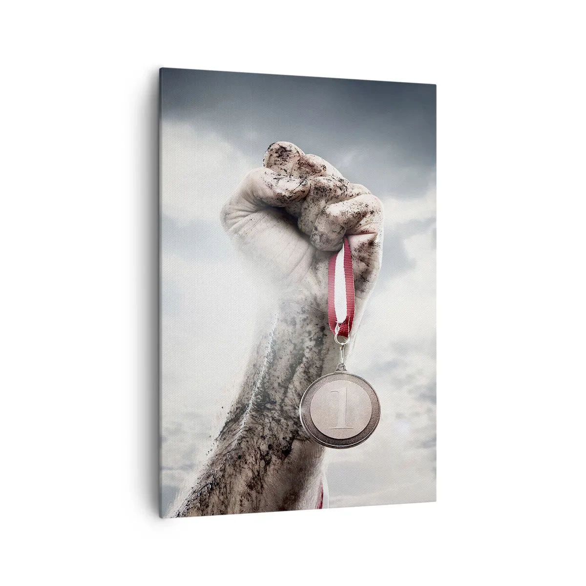 Bild auf Leinwand - Leinwandbild - Eine erhobene Hand mit einer Medaille vor einem bewölkten Himmel - 70x100cm - Per aspera ad astra - Moderne Wanddekoration für Wohnzimmer und Schlafzimmer ARTTOR
