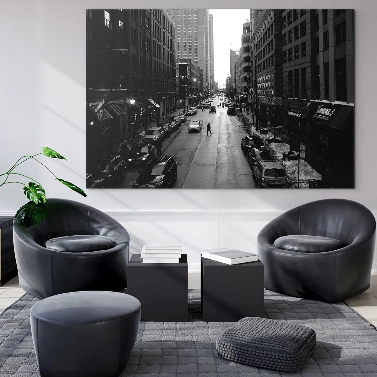 Glasbild - Bild auf glas - Eine Straße in Schwarz und Weiß mit einem Passanten zwischen modernen Gebäuden - 70x50cm - Ein weiterer Tag wie jeder andere Tag - Moderne Wanddekoration für Wohnzimmer und Schlafzimmer ARTTOR