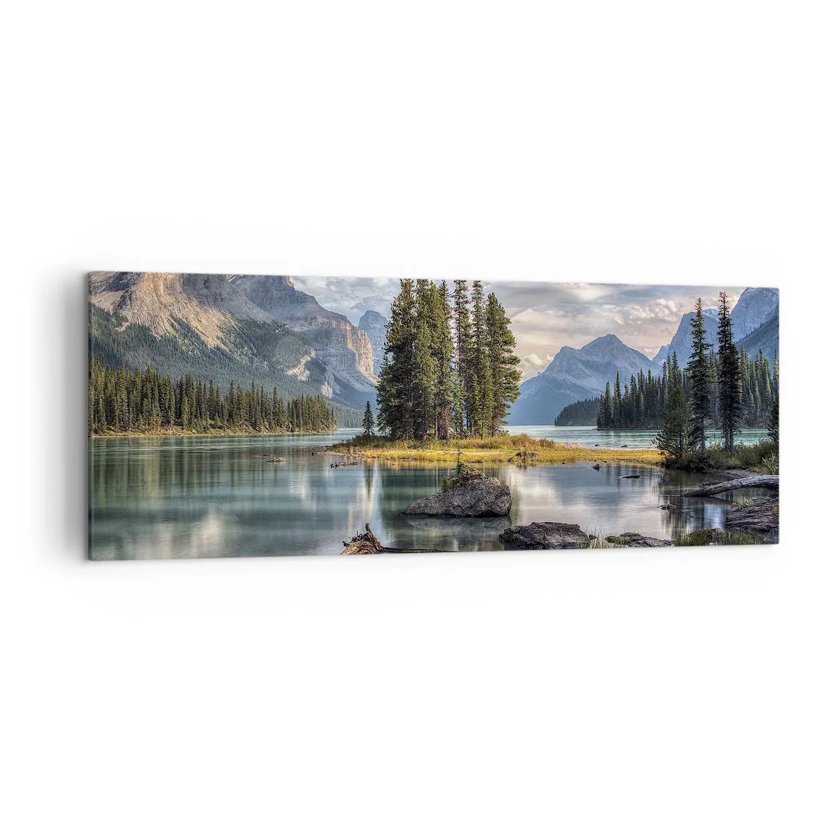 Bild auf Leinwand - Leinwandbild - Eine Berglandschaft mit einer Insel, umgeben von einem ruhigen See - 140x50cm - An dem tollen und sauberen Wasser ... - Moderne Wanddekoration für Wohnzimmer und Schlafzimmer ARTTOR