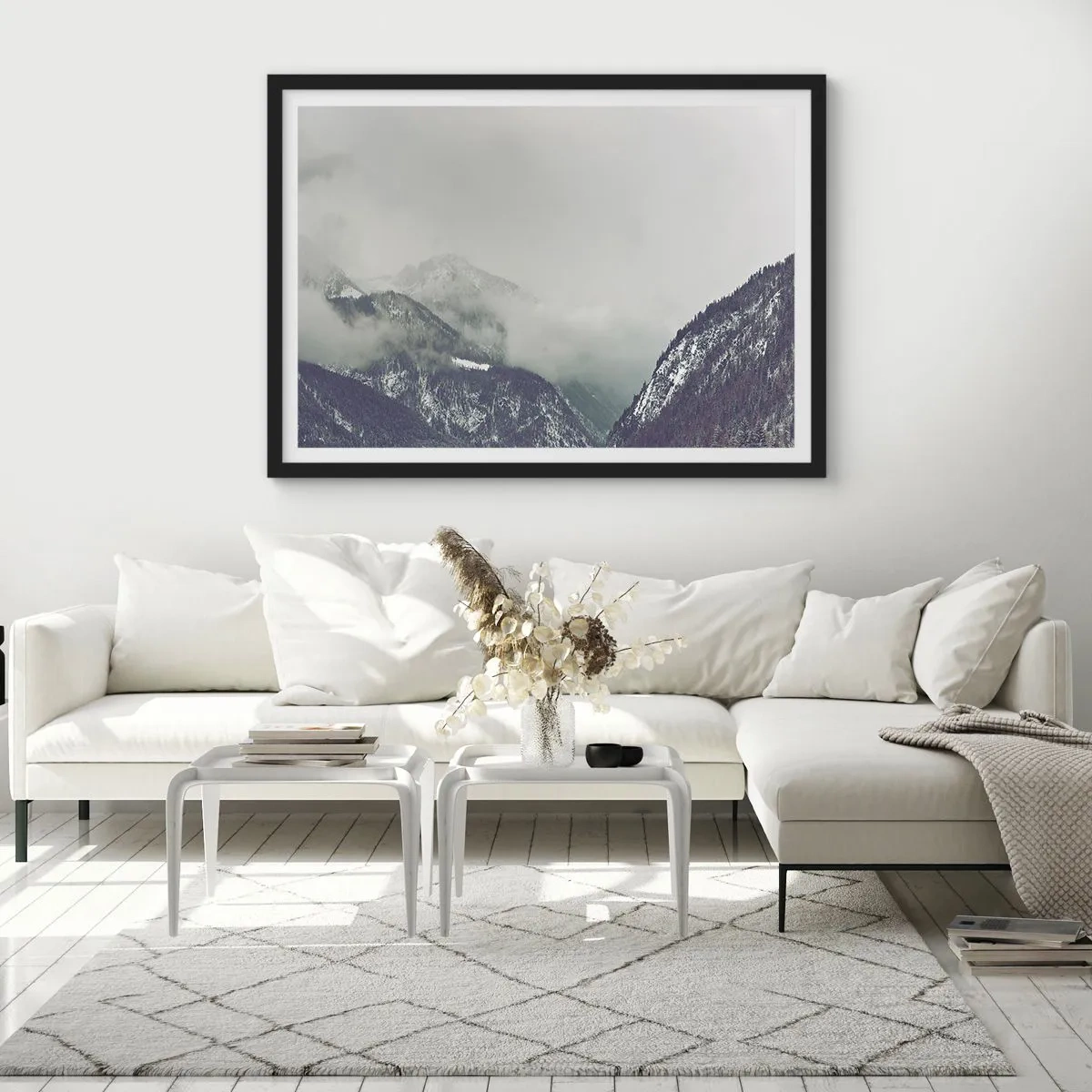Poster in einem schwarzem Rahmen - Ein in Nebel gehülltes Bergtal in Grautönen - 100x70cm - Nebliges Tal - Moderne Wanddekoration für Wohnzimmer und Schlafzimmer ARTTOR