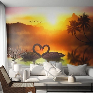 Fototapete Premium Sand - Alles passt zusammen - Herz, Schwäne, Kokusnuss-Palme - 150x105 cm