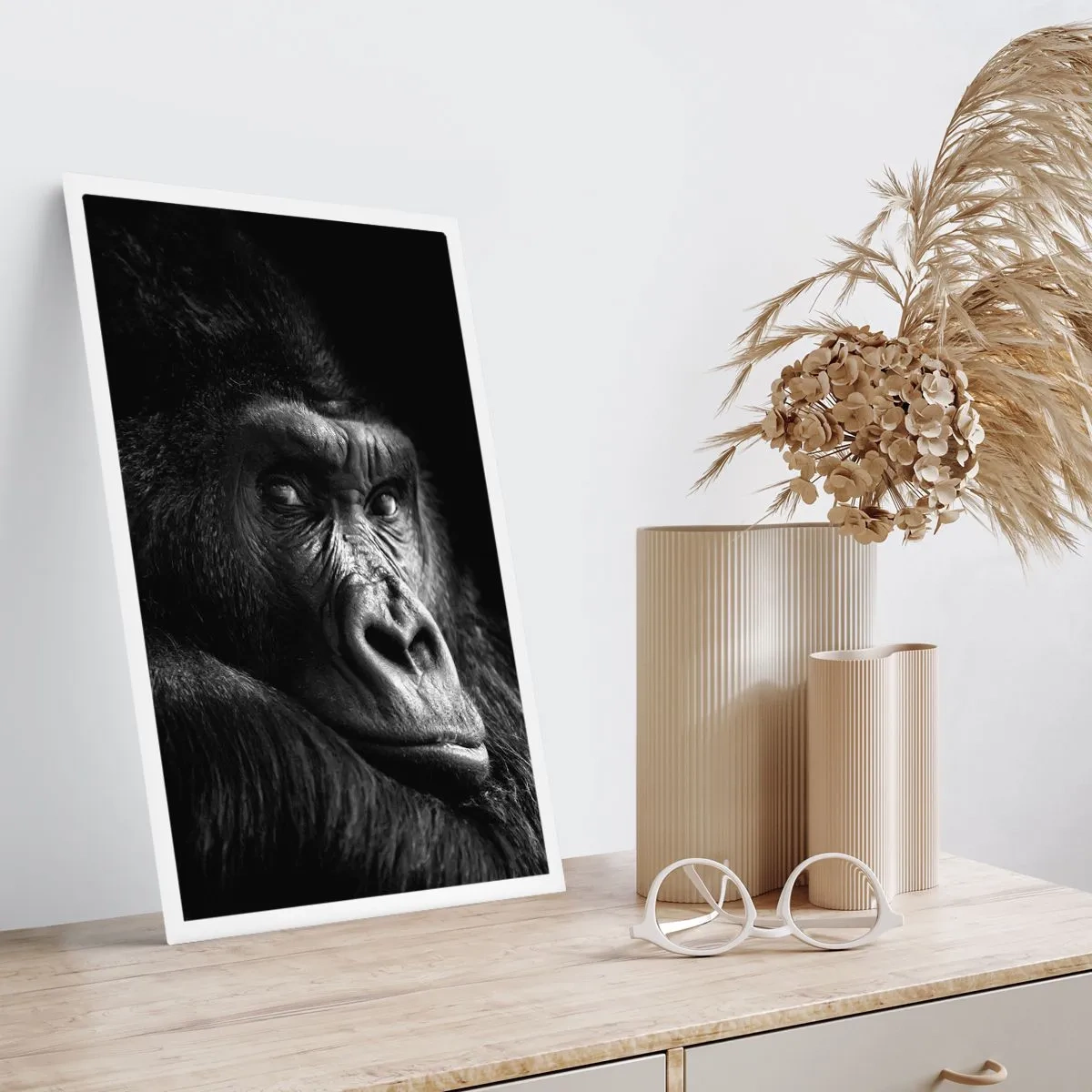 Poster - Porträt eines Gorillas vor schwarzem Hintergrund in lebendigen Details - 50x70cm - Und was guckst du so? - Moderne Wanddekoration für Wohnzimmer und Schlafzimmer ARTTOR