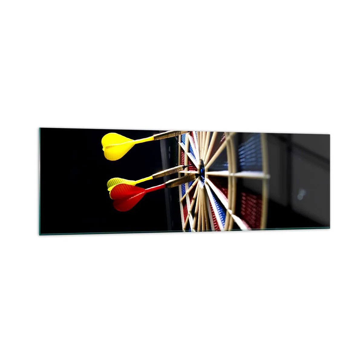 Glasbild - Bild auf glas - Eine Dartscheibe mit getroffenen Darts auf schwarzem Hintergrund - 160x50cm - Auf den Punkt gebracht - Moderne Wanddekoration für Wohnzimmer und Schlafzimmer ARTTOR