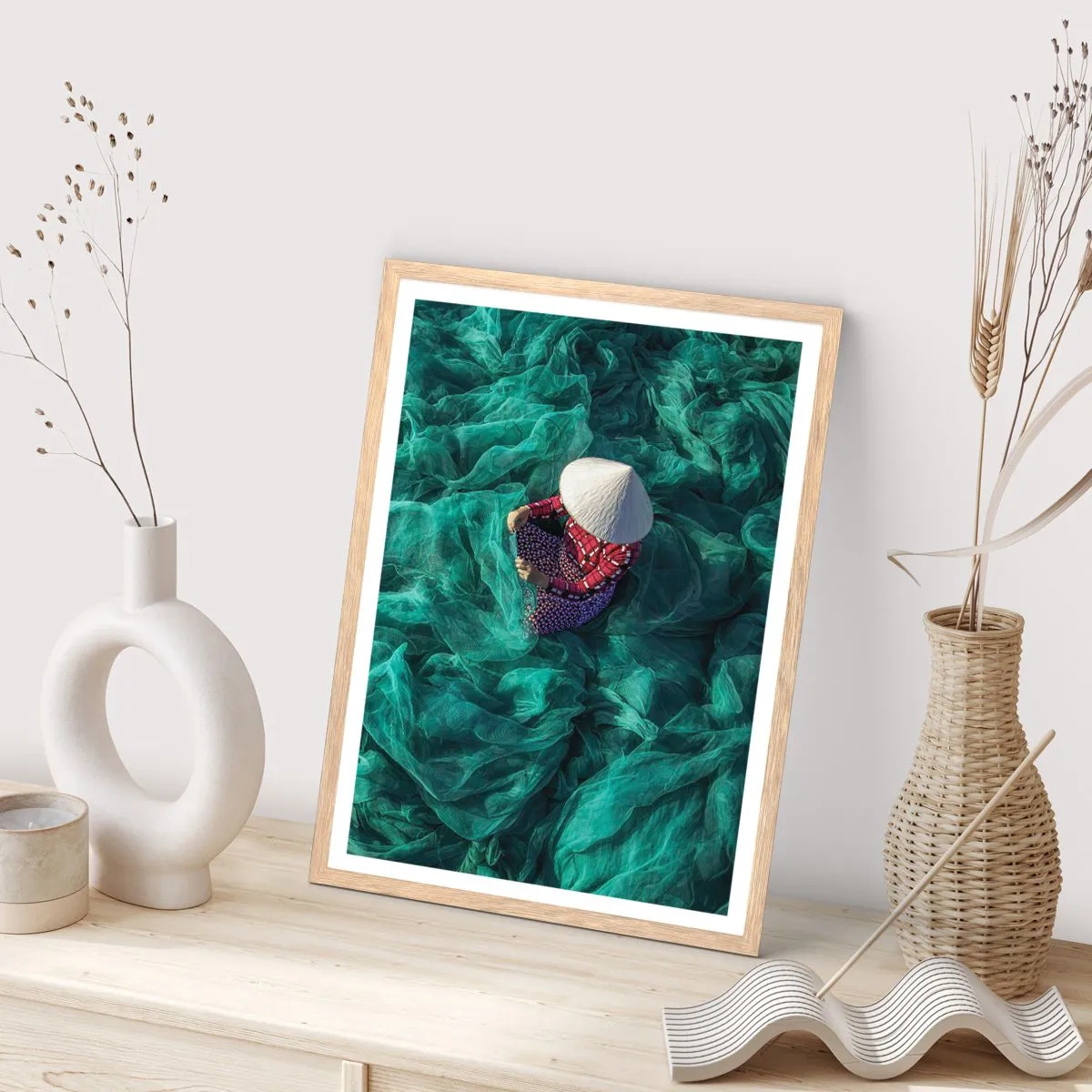 Poster in einem Rahmen aus heller Eiche - In einem Meer aus Netzen - 40x50 cm