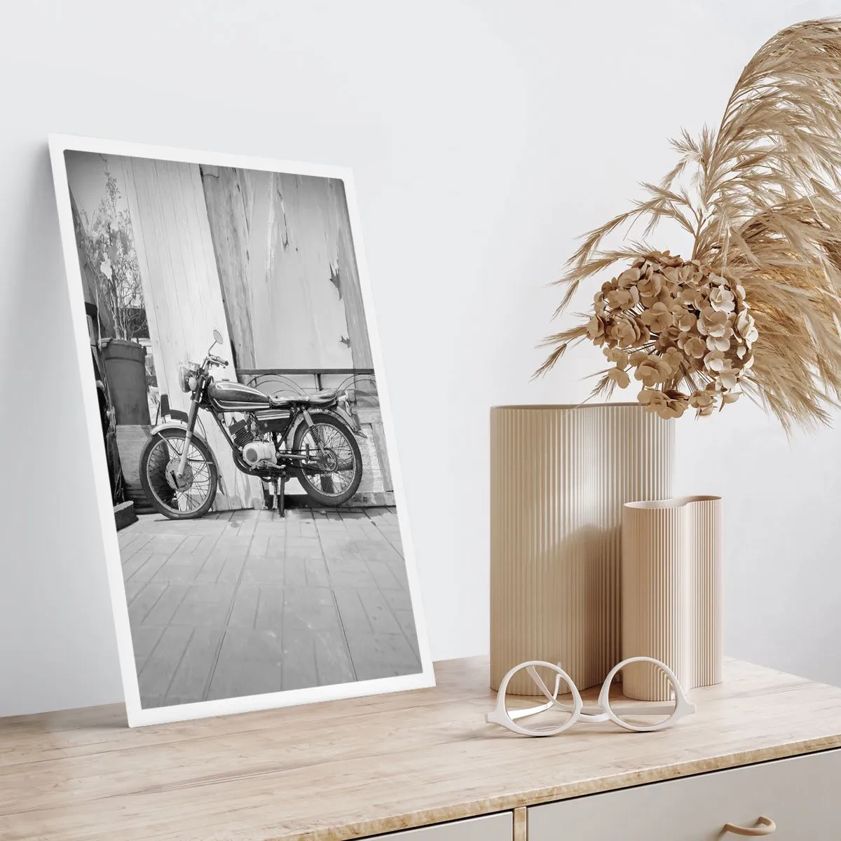 Poster - Retro-Motorrad vor einer Holzwand - 50x70cm - Klassik über alles - Moderne Wanddekoration für Wohnzimmer und Schlafzimmer ARTTOR