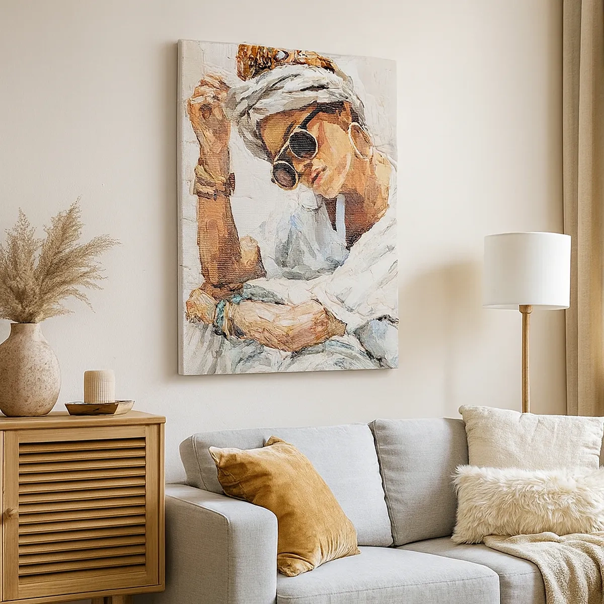 Bild auf Leinwand - Leinwandbild - Porträt einer Frau mit Sonnenbrille vor einer hellen Wand - 50x70cm - Porträt in voller Sonne - Moderne Wanddekoration für Wohnzimmer und Schlafzimmer ARTTOR