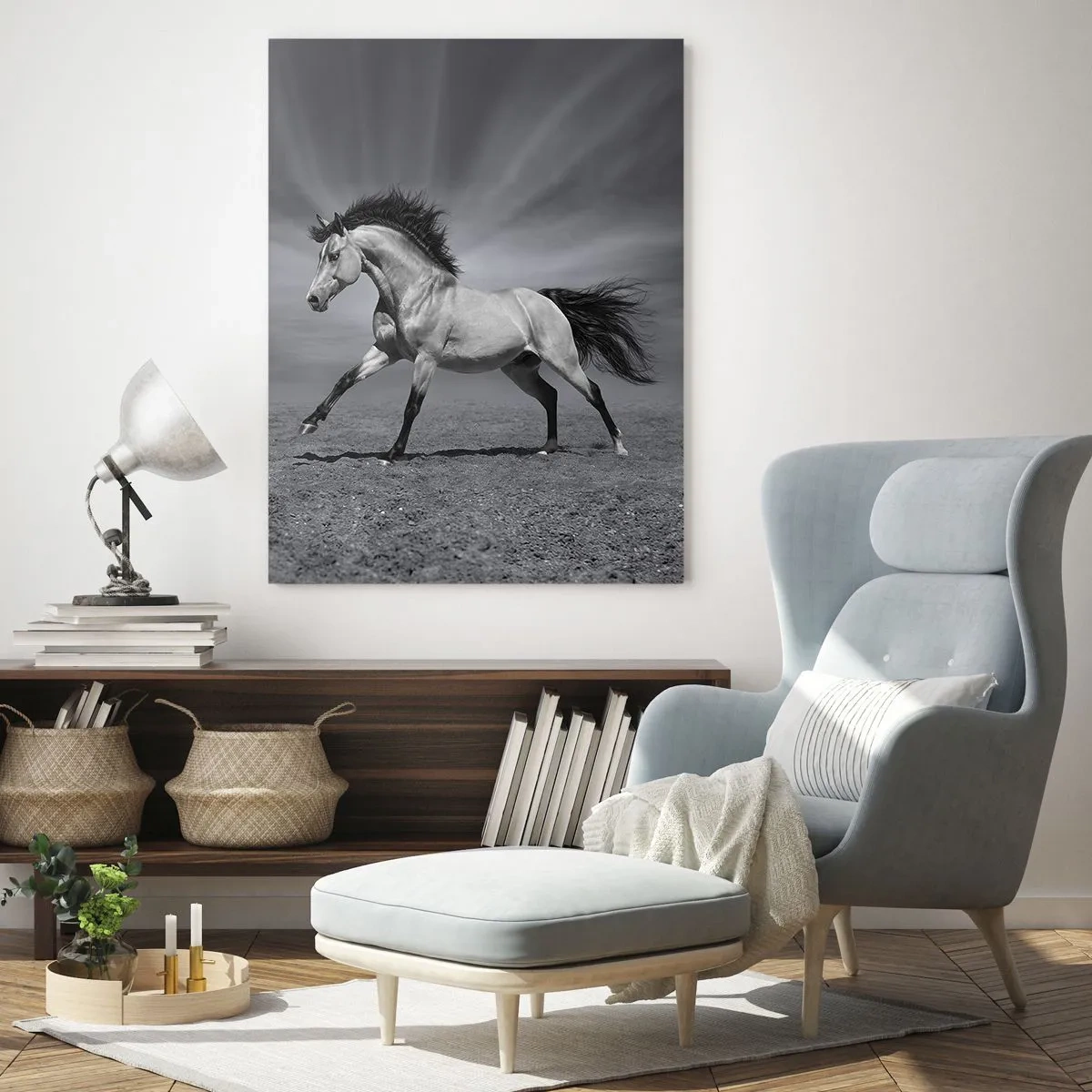 Glasbild - Bild auf glas - Ein Schwarzweißfoto eines galoppierenden Pferdes auf einem offenen Feld. - 50x70cm - Geboren um Freude zu bereiten - Moderne Wanddekoration für Wohnzimmer und Schlafzimmer ARTTOR