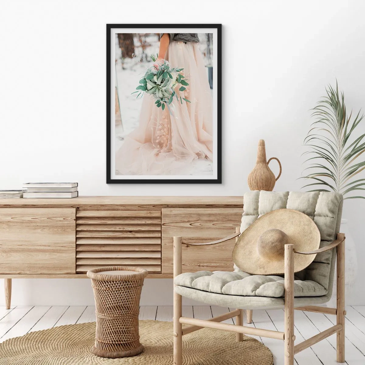 Poster in einem schwarzem Rahmen - Eine Braut in einem beigen Kleid hält einen Blumenstrauß im Schnee - 50x70cm - Und sie lebten glücklich bis ans Ende - Moderne Wanddekoration für Wohnzimmer und Schlafzimmer ARTTOR