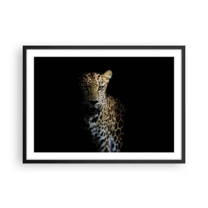 Poster in einem schwarzem Rahmen - Ein Leopard auf dunklem Hintergrund mit intensivem Blick - 70x50cm - Dunkle Schönheit - Moderne Wanddekoration für Wohnzimmer und Schlafzimmer ARTTOR