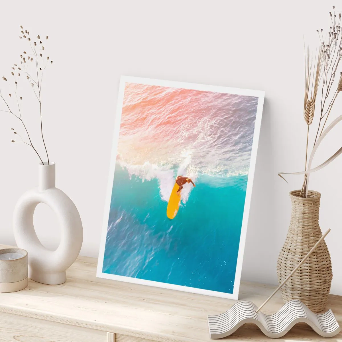 Poster - Ein Surfer reitet eine Welle in den Strahlen der untergehenden Sonne - 50x70cm - Der Ozeanreiter - Moderne Wanddekoration für Wohnzimmer und Schlafzimmer ARTTOR