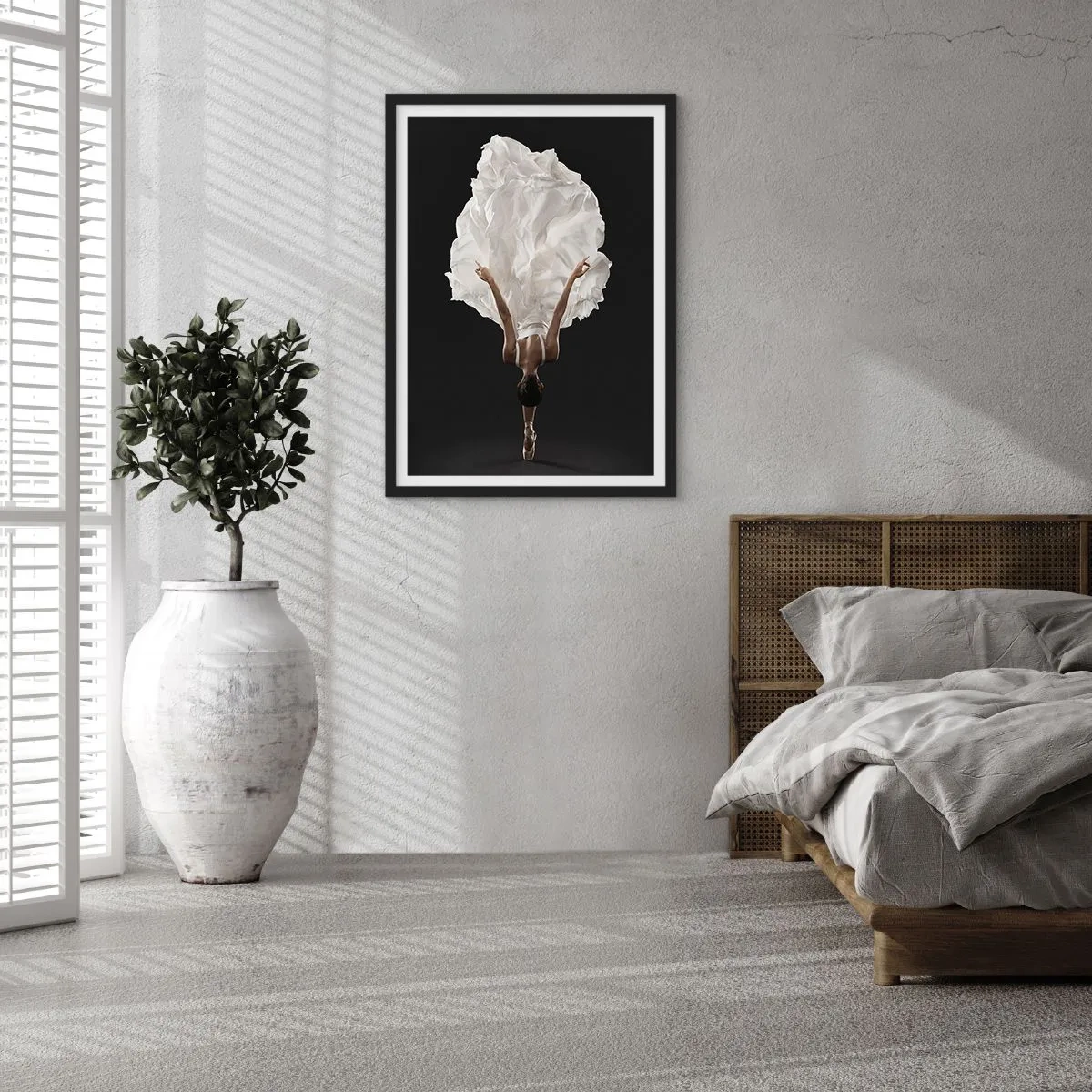 Poster in einem schwarzem Rahmen - Eine Tänzerin in einem weißen Kleid schwebt in der Luft vor einem schwarzen Hintergrund - 50x70cm - Ungewöhnlicher Gürtel - Moderne Wanddekoration für Wohnzimmer und Schlafzimmer ARTTOR