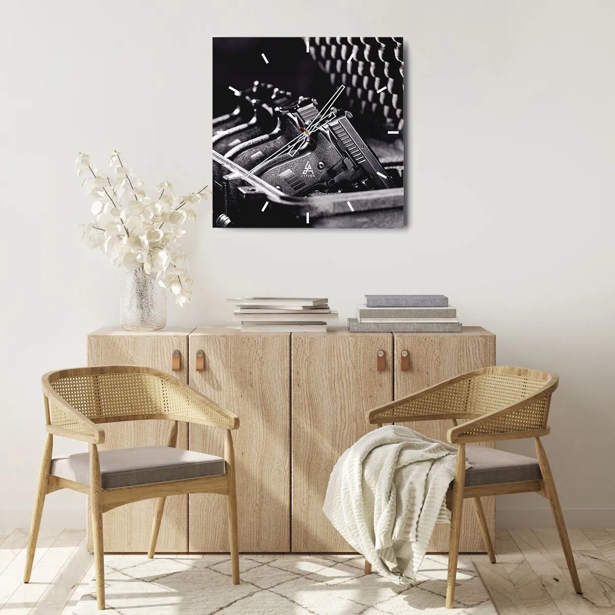 Wanduhr - Glasuhr - Ein Schwarzweißbild eines Stapels Waffen in einem Koffer. - 30x30cm - Männersport - Moderne Wanddekoration für Wohnzimmer und Schlafzimmer ARTTOR
