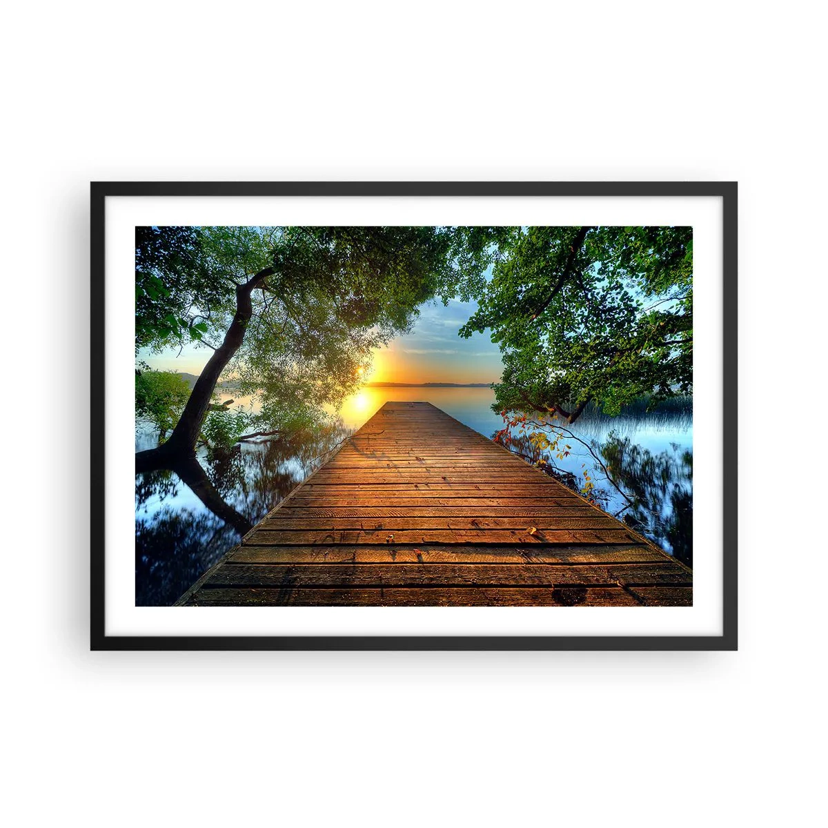 Poster in einem schwarzem Rahmen - Ein von Grün umgebener Holzsteg bei Sonnenuntergang - 70x50cm - Nimm dir Zeit, setz dich hin - Moderne Wanddekoration für Wohnzimmer und Schlafzimmer ARTTOR