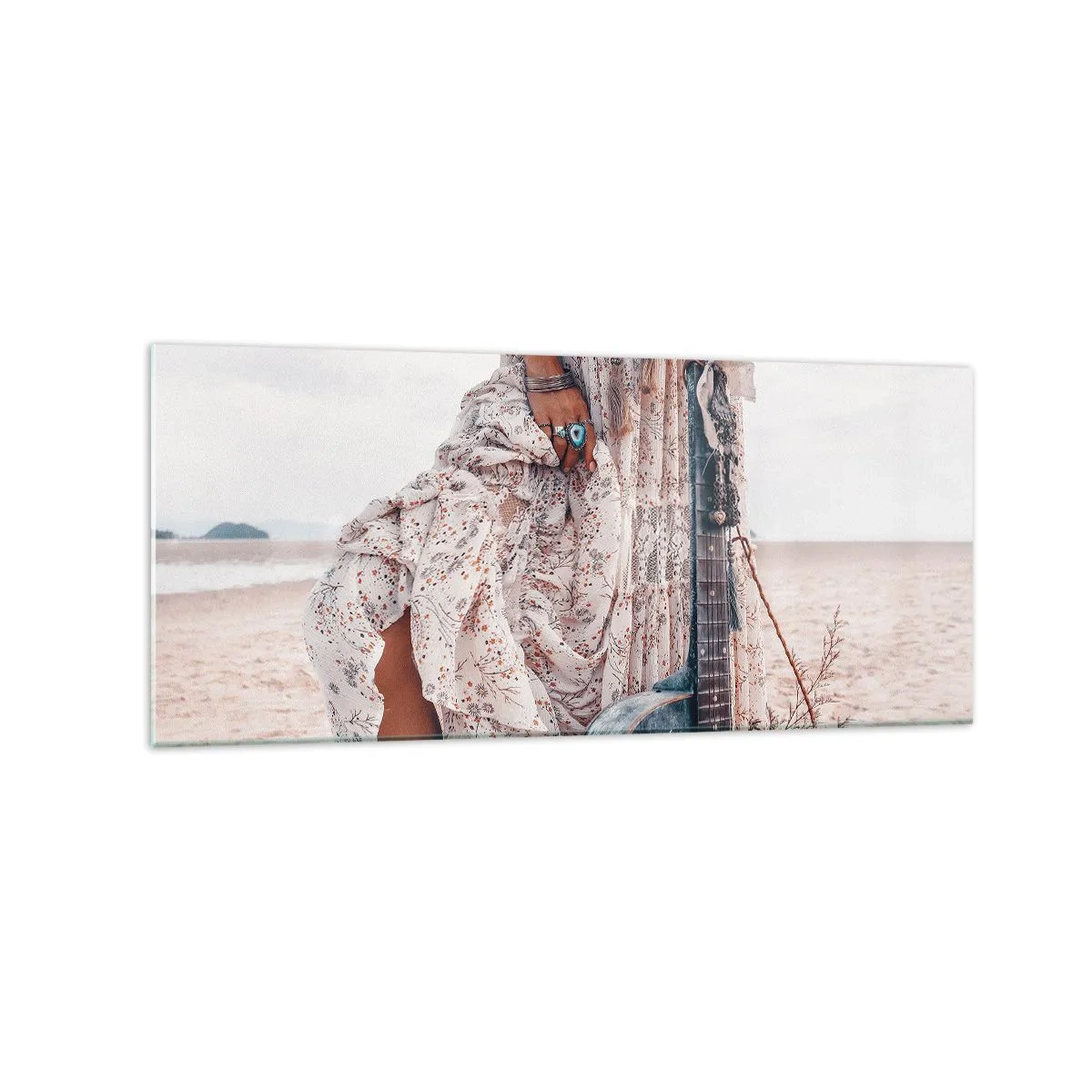 Glasbild - Bild auf glas - Frau im Boho-Stil mit Gitarre am Strand - 120x50cm - Kinderblumen auf dem Weg - Moderne Wanddekoration für Wohnzimmer und Schlafzimmer ARTTOR