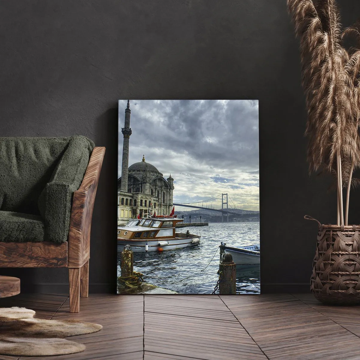 Bild auf Leinwand - Leinwandbild - Ein historisches Gebäude auf dem Wasser mit Booten und einer Brücke im Hintergrund - 50x70cm - An der Grenze der Welten - Moderne Wanddekoration für Wohnzimmer und Schlafzimmer ARTTOR