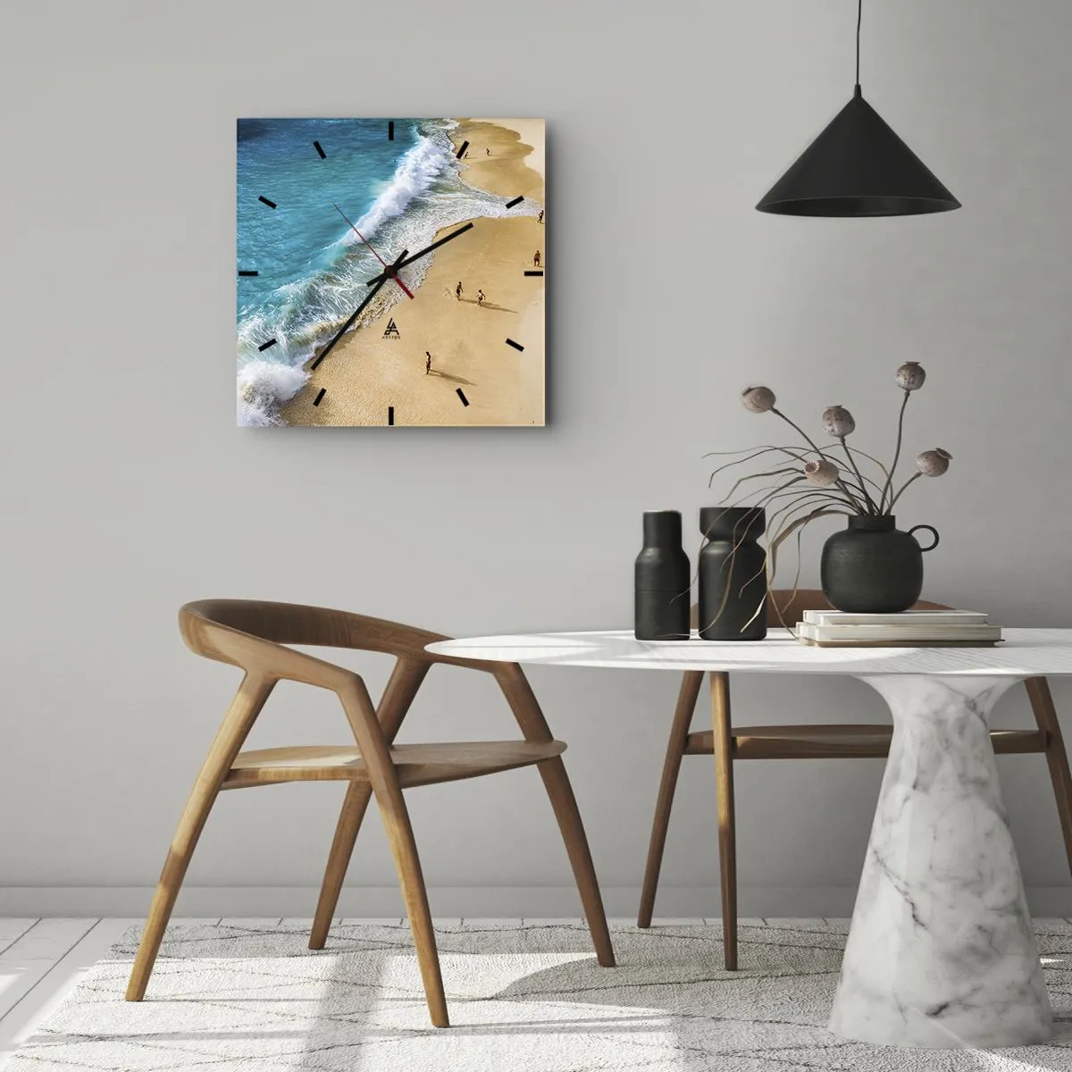 Wanduhr - Glasuhr - Ein Strand mit türkisfarbenem Wasser und herumlaufenden Menschen - 30x30cm - Und dann die Sonne, der Strand… - Moderne Wanddekoration für Wohnzimmer und Schlafzimmer ARTTOR