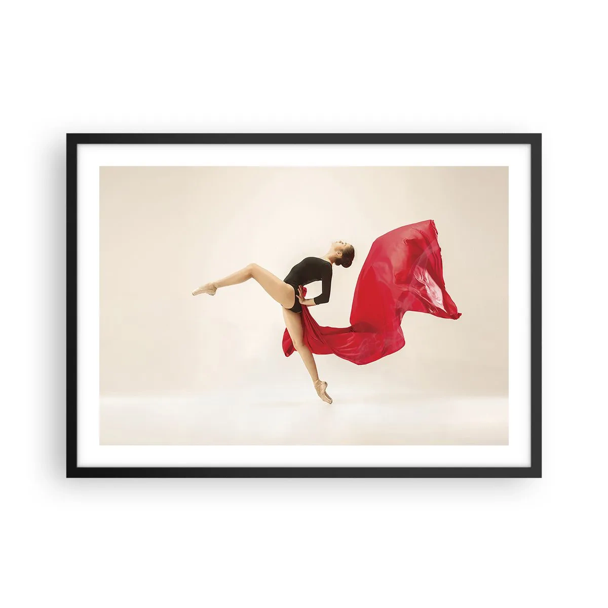 Poster in einem schwarzem Rahmen - Eine dynamische Tänzerin in schwarzem Outfit und rotem Stoff in Bewegung. - 70x50cm - Rot und Schwarz - Moderne Wanddekoration für Wohnzimmer und Schlafzimmer ARTTOR