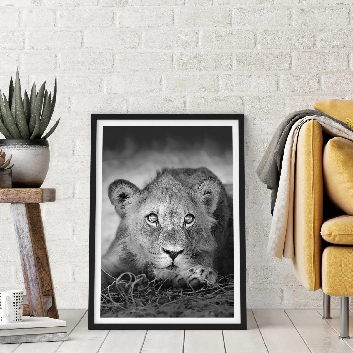 Poster in einem schwarzem Rahmen - Ein junger Löwe in monochromen Tönen - 50x70cm - Königlicher Welpe - Moderne Wanddekoration für Wohnzimmer und Schlafzimmer ARTTOR