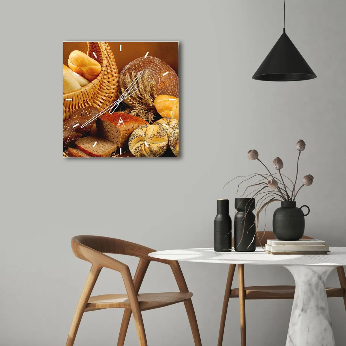 Wanduhr - Glasuhr - Verschiedene Brotsorten in einem Weidenkorb auf goldenem Hintergrund - 30x30cm - Wir sind wieder davongekommen - Moderne Wanddekoration für Wohnzimmer und Schlafzimmer ARTTOR