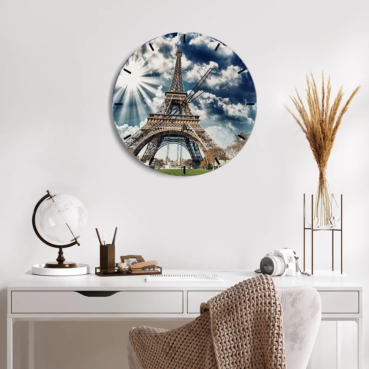 Wanduhr - Glasuhr - Der Eiffelturm gegen den Himmel mit Sonnenstrahlen - 30x30cm - Die Einzige unter der Sonne - Moderne Wanddekoration für Wohnzimmer, Küche und Schlafzimmer ARTTOR