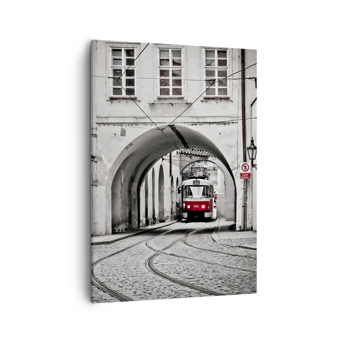 Bild auf Leinwand - Leinwandbild - Eine schwarz-weiße Straßenbahn in einer historischen Stadtstraße - 50x70cm - Durch das Stadtlabyrinth - Moderne Wanddekoration für Wohnzimmer und Schlafzimmer ARTTOR
